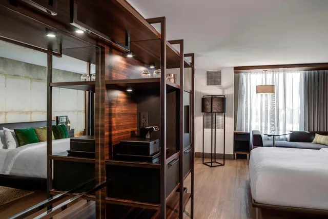 غرفة بسرير كينج مع دخول الصالة، North Charleston Marriott 5/10