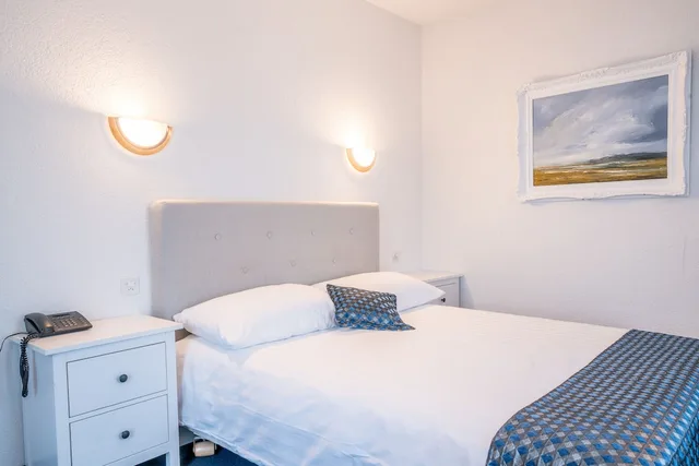 Superior, Queen Bed, Harbour Side، Hotel Touring au Lac 2/2
