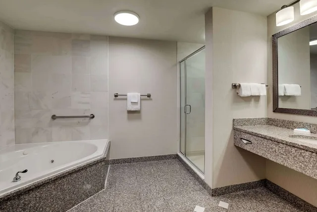 غرفة بسرير كينج بجاكوزي في طابق مرتفع، Drury Inn & Suites Charlotte Northlake 5/5