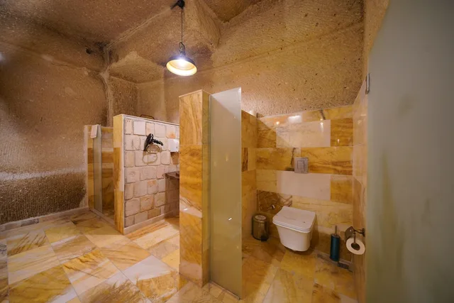 Cave, Suite, King Bed، Shoestring Cave House 1/1