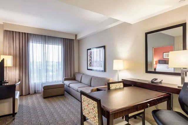 جناح بريميوم بسريرين مزدوجين مع أريكة، Embassy Suites by Hilton Newark Airport 1/1