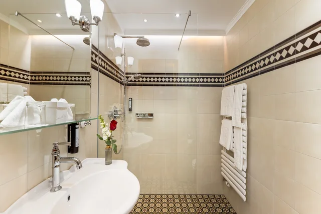 Courtyard, Double Bed، Stefanie 2/3