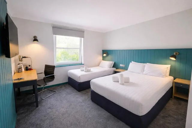 غرفة عائلية بسرير مزدوج وسرير فردي مع أريكة، The Regency Hotel Solihull Formely Corus Solihull Hotel 2/2