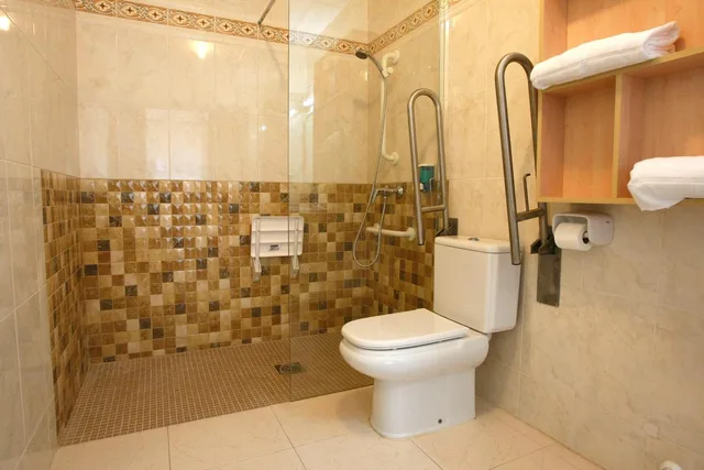 غرفة رباعية بسريرين مزدوجين بإطلالة على البحر، Hotel Medsur Natura Park 6/7