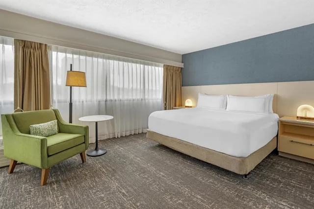 Room, King Bed, Bathtub, Corner, Accessible, DoubleTree by Hilton Hotel Spokane City Center 2/10