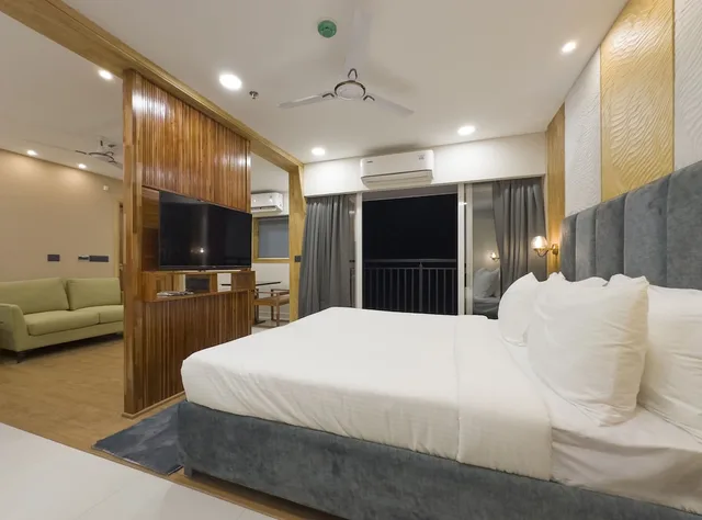 غرفة سوبيريور بسرير كينج، The Habitat Suites 3/3