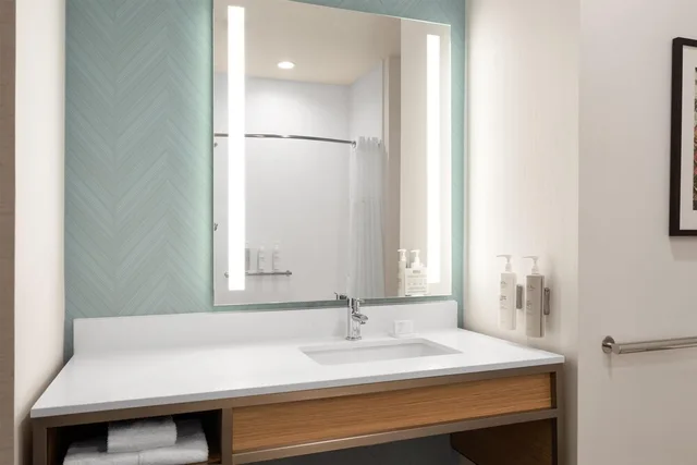 غرفة قياسية بسرير كينج لذوي الإعاقة، Hilton Garden Inn Austin Central 7/8