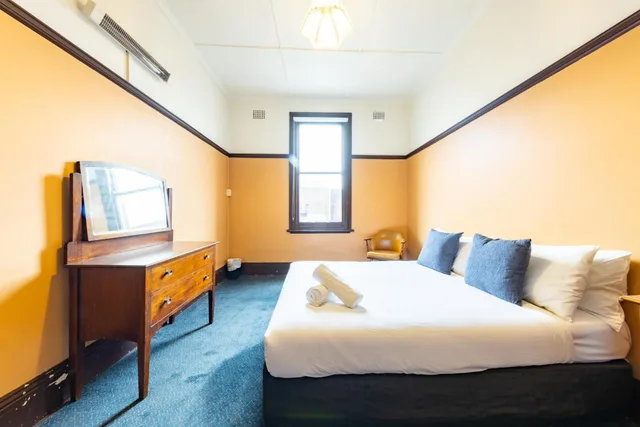 غرفة بسرير مزدوج أو سريرين منفصلين بحمام خاص، Strathfield Hotel 1/10