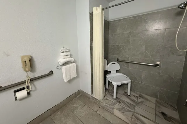 غرفة بسرير كوين لذوي الإعاقة، Hotel Aransas Pass, TX 4/4
