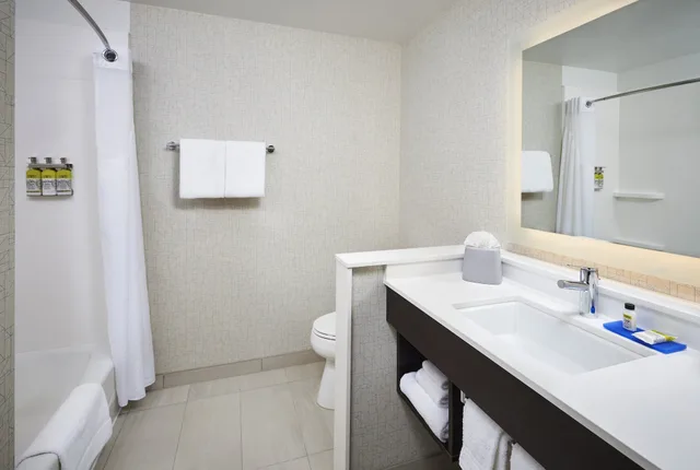 غرفة بسريرين كوين مع أريكة، Holiday Inn Express & Suites Windsor East – Lakeshore, an IHG Hotel 3/4
