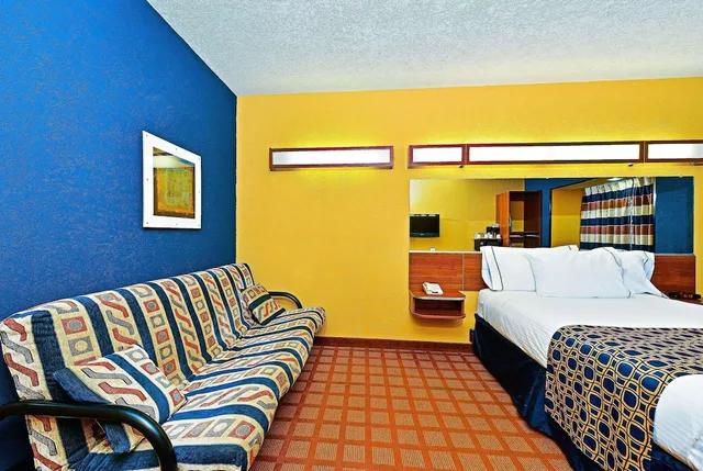 جناح بسرير كينج مع أريكة لذوي الإعاقة، Microtel Inn & Suites by Wyndham New Braunfels 2/8
