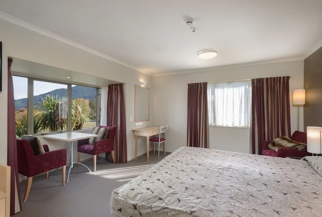 Studio, King Bed, Lake View, Queenstown Motel Apartments 4/10