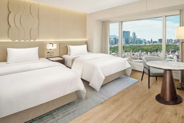غرفة بسريرين مزدوجين مع دخول صالة النادي، The Westin Seoul Parnas 3/10
