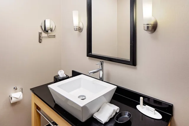 جناح بسرير كينج بغرفة نوم واحدة مع سرير سحّاب إضافي، SpringHill Suites Green Bay 2/3