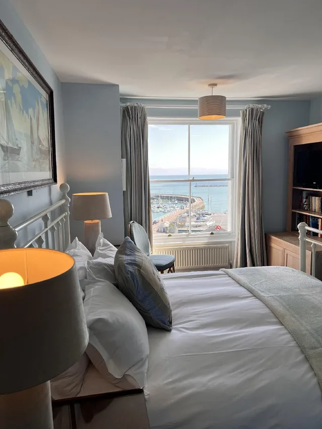 غرفة بسرير مزدوج بإطلالة على البحر، The Royal Harbour Hotel 2/2