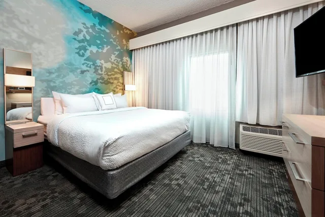 غرفة بسرير كينج مع أريكة لذوي الإعاقة، Courtyard Cincinnati Airport South Florence 2/4