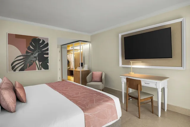 DPSW Standard Pool Walk Out 1 King Bed Tropical View, Wyndham Alltra Punta Cana All-Inclusive Resort Hotel 2/3