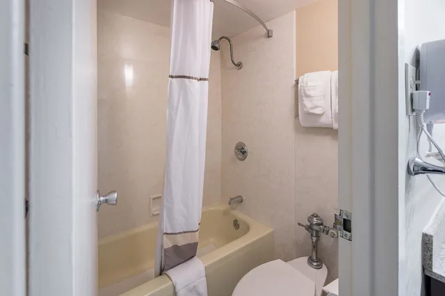 غرفة قياسية بسرير كينج، Quality Inn University 3/3