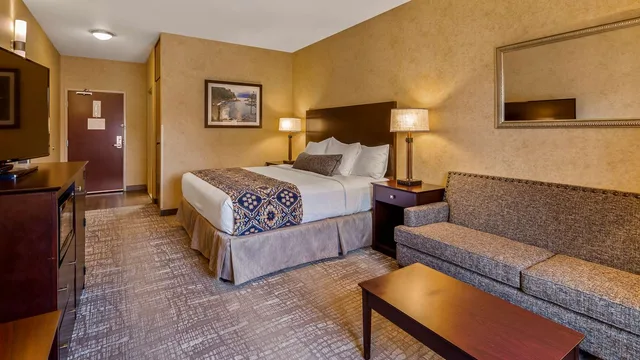 غرفة بسرير كينج بحوض استحمام لذوي الإعاقة، Best Western Plus Ponderay Mountain Lodge 1/2
