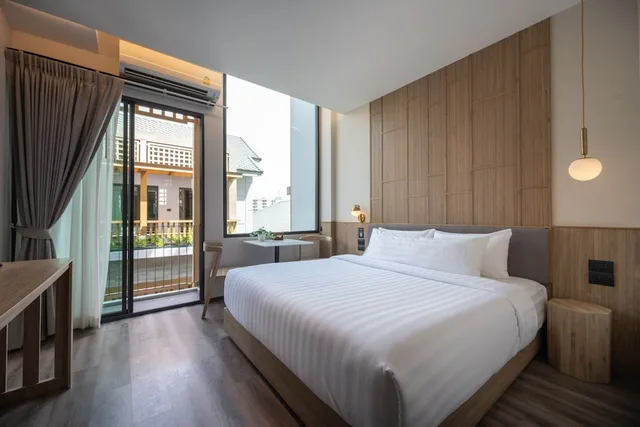 غرفة ديلوكس بسرير كينج بإطلالة على المسبح بشرفة، SHAN Villas Sukhumvit 3/6