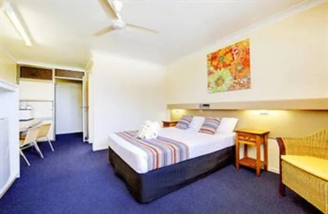 Standard, Queen Bed, Raintree Motel Townsville 1/3