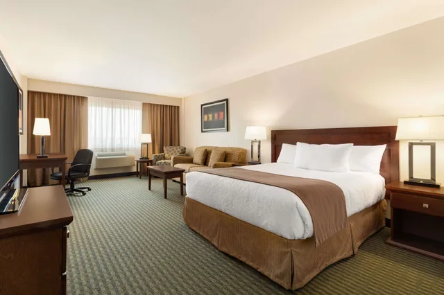 Room, Queen Bed, Exterior Entrance, Smoking، Travelodge Hotel by Wyndham Weyburn 2/4