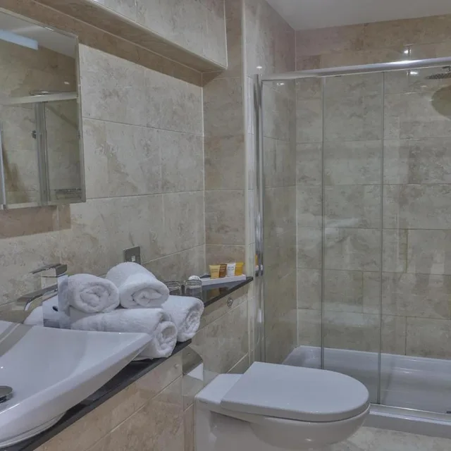 غرفة سوبيريور عائلية بسرير مزدوج وسريرين منفصلين، Castle Bromwich Hall Hotel, BW Signature Collection 8/9