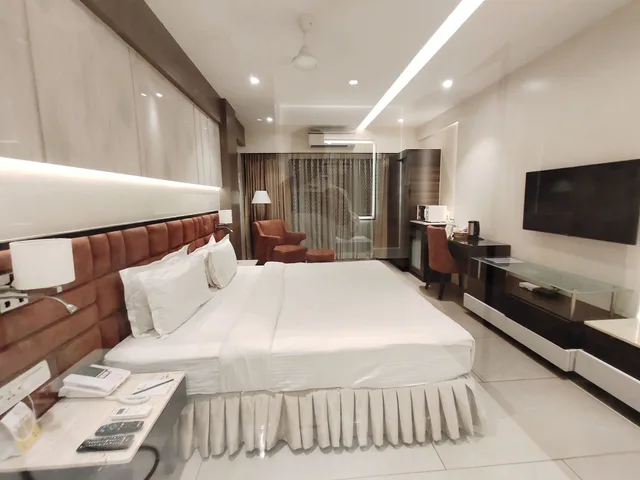 غرفة بريميوم فاخرة بسرير كينج، The Flora Grand 2/4