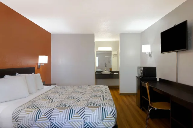 Deluxe, King Bed, Motel6 Rolla, MO 4/10