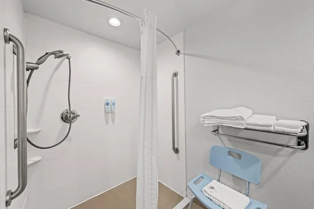 غرفة بسرير كينج بحوض جاكوزي بحوض استحمام، Comfort Inn and Suites Oxford South 3/3
