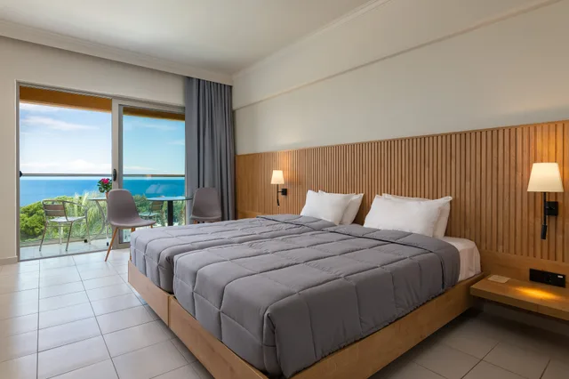 غرفة مزدوجة بسريرين منفصلين بإطلالة على البحر، Kresten Palace Hotel 1/5
