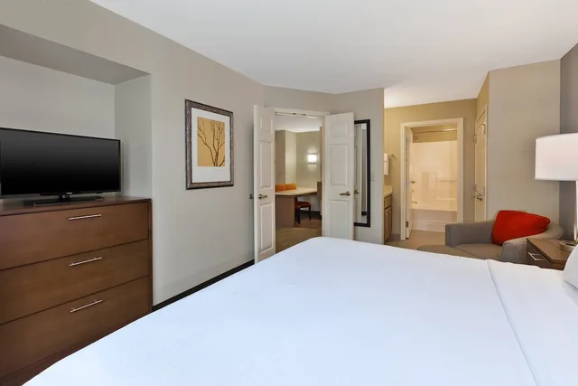 جناح بسريرين كوين بغرفة نوم واحدة بمطبخ، STAYBRIDGE SUITES KALAMAZOO 2/3