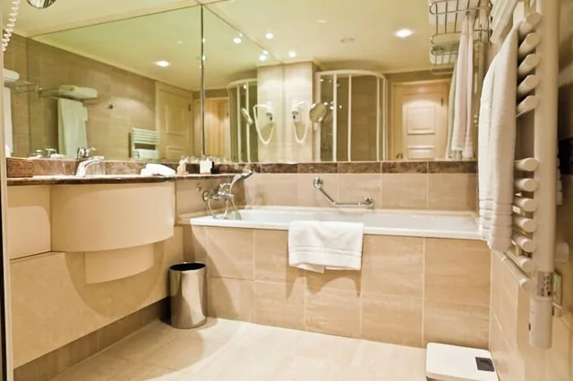 غرفة عائلية بسريرين كوين، Le Chatelain Brussels Hotel 3/3