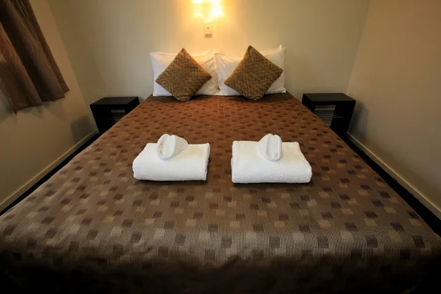 2 Bedrooms, Chalet, Double and Twin Beds, Courtyard Area، Franz Alpine Retreat 1/4