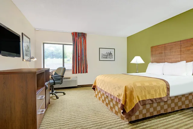 Room, King Bed, Days Inn & Suites By Wyndham Kansas City South 5/7