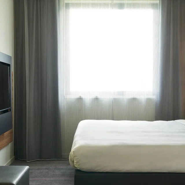 غرفة عائلية بسرير كوين مع أريكة، Moxy Edinburgh Airport 1/5