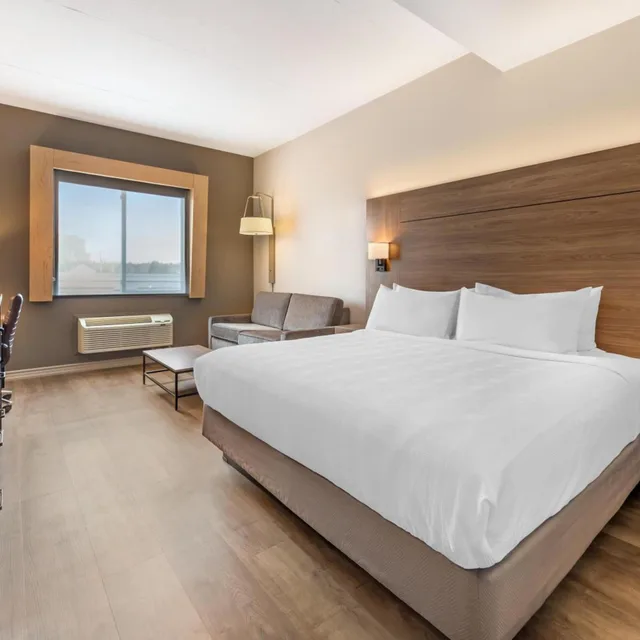 غرفة بسرير كينج مع أريكة، Best Western Plus 1000 Islands Hotel & Suites 1/3