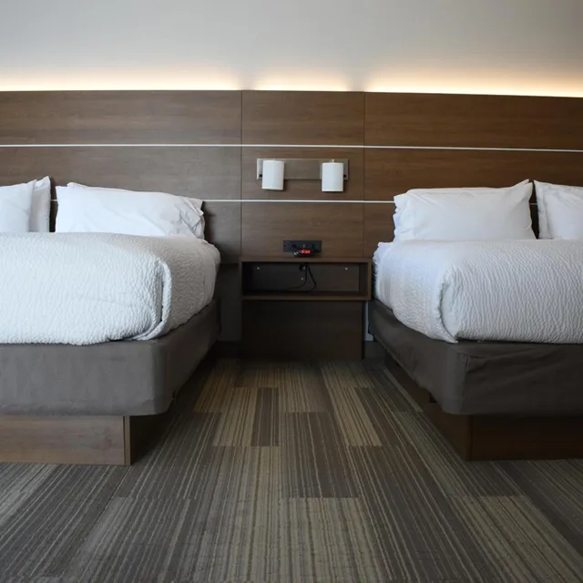 Standard, King Bed, 2 King Beds, Holiday Inn Express and Suites Lincoln South 9/10