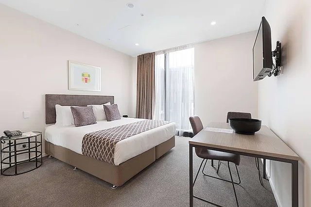 استوديو تنفيذي بسرير كينج، Ramada Suites By Wyndham Victoria Street West 3/8