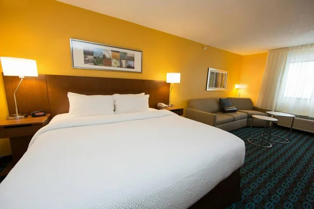 غرفة كبيرة بسرير كينج مع أريكة، Fairfield Inn Suites By Marriott Burlington 1/2
