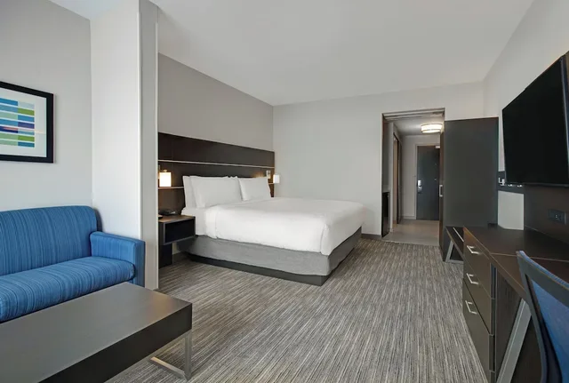جناح بسرير كينج مع أريكة، Holiday Inn Express & Suites Milwaukee - Brookfield 4/9