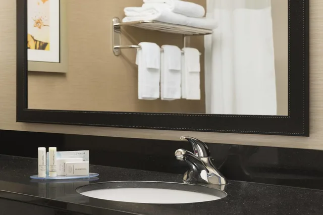 جناح تنفيذي بسرير كينج، Fairfield Inn & Suites Hartford Manchester 2/2