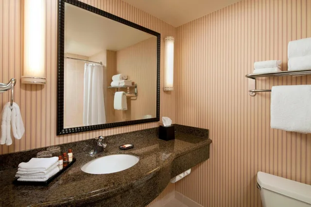 غرفة بسرير كينج بإطلالة على المرسى، Sheraton Sonoma Wine Country Petaluma 2/4