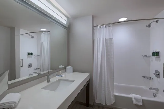 غرفة بسرير كينج مع أريكة، Courtyard St. Louis Brentwood 19/20