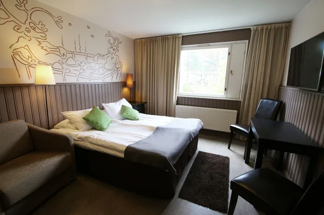 غرفة قياسية بسريرين منفصلين في الملحق، Hullu Poro Hotel 2/5