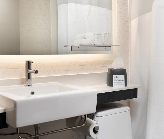 غرفة قياسية بسرير كينج بحوض جاكوزي، Holiday Inn Express - New York City Chelsea 7/9