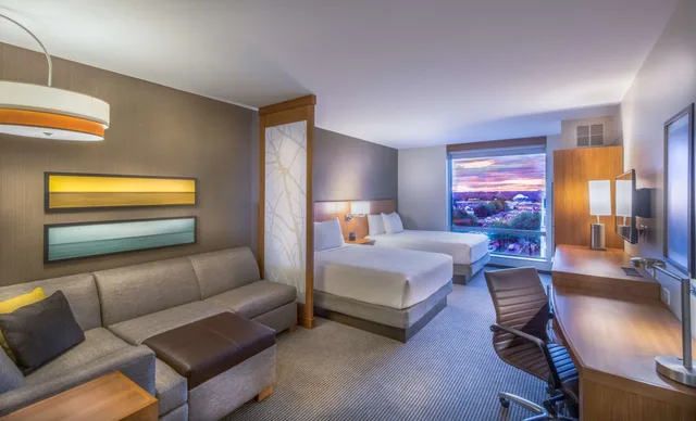 غرفة بسريرين كوين مع أريكة، HYATT PLACE WASHINGTON DC/NATIONAL MALL 2/3