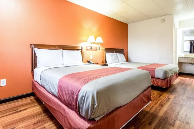 غرفة قياسية بسريرين مزدوجين للمدخنين، Motel6 Grove City, OH 1/8