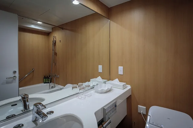 غرفة سوبيريور بسريرين منفصلين بإطلالة جزئية على البحر مع أريكة، Okinawa Kariyushi Beach Resort Ocean Spa 3/4