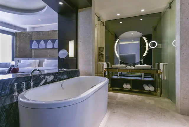 غرفة ديلوكس بسرير كينج بإطلالة على المسبح للمدخنين، The Westin Doha Hotel Spa 10/10